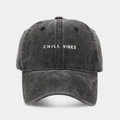 Dettaglio del ricamo Chill Vibes sul cappello da baseball in denim grigio lavato - Regolabile / Nero