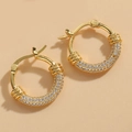 Orecchini a cerchio dorati con trama intrecciata e intarsio di zirconi brillanti - Spirale Intrecciata Micro-pavimentata / Oro
