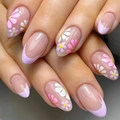 Vista detallada de uñas postizas ovaladas con puntas francesas lavanda y margaritas - AW428 French Morado Flores Rosas - Forma Ovalada - 24 Piezas (Con Pegamento de Gelatina Amarillo + Lima)
