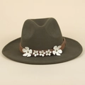 Détail d'un chapeau en laine vert olive avec bande en cuir brun et fleurs blanches - M (56-58cm) / Vert