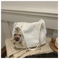 Detalle de bolso de hombro de felpa blanca suave con un lindo colgante de oso pardo invernal - Blanco Con Colgante