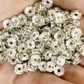 Verzilverde 8mm strass kralen voor DIY sieraden maken gepresenteerd in de hand - Zilveren Basis Wit Strass