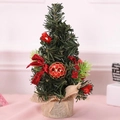 Mini albero di Natale da 20cm con fiocchi rossi e base in iuta su tavolo rosa - Albero Rosso - Base in Lino