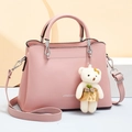 Borsa rosa in ecopelle con tracolla regolabile e ciondolo orsetto di paillettes - Rosa