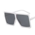 Seitenansicht der übergroßen weißen quadratischen Sonnenbrille mit dunkelgrauen Gläsern - Weißer Rahmen Graue Gläser