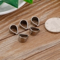 Cinque ganci per ciondoli fai-da-te in acciaio inox lucido accanto a una moneta per misura - Stile A 10*13mm / Color Acciaio
