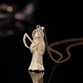 Collana con ciondolo a forma di mietitore dorato e zirconi su superficie a specchio nero - Parca 03 Zirconia Bianca