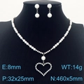 Conjunto de collar de corazón hueco plateado y pendientes de perlas en un maniquí - Estilo de Incrustaciones de Perlas de Corazón Hueco (KS200628-KFC) / Plateado