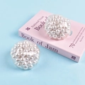 Détail de deux balles anti-stress transparentes avec perles blanches sur fond bleu doux - Perle Blanche / 8cm