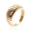Anello croissant largo dorato lucido in acciaio inossidabile con texture a coste - US 10 / Oro