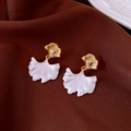 Dettaglio di orecchini a foglia di ginkgo con metallo dorato, petali bianchi e zirconi - Orecchini a foglia di ginkgo / Perno in Argento Sterling 925 - Oro - Bianco