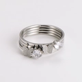 Primer plano del anillo de mariposa con diamantes brillantes y textura metálica en capas - US 6 / Color Acero