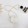 Mini sac rond blanc à bandoulière matelassé avec petit détail fleur dorée chic - Blanc