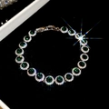 Dettaglio macro del bracciale tennis con pietre verde smeraldo e pavé di zirconi cubici - Verde