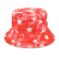 Dettaglio del cappello alla pescatora tie-dye rosso e bianco con stelle e cuciture rinforzate - M (56-58cm) / Rosso