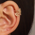 Makroaufnahme einer goldenen Frosch-Ohrklemme im Punk-Gothic-Stil am Ohr eines Modells - Gold (Einzelstück)