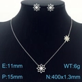 Silver daisy flower jewelry set featuring a necklace and stud earrings with clear crystals - Necklace Earrings 2-Piece Set / Steel