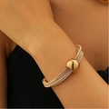 Bracciale multistrato dorato in metallo intrecciato con grande dettaglio sferico liscio - Bracciale multistrato con decorazione a perla (0131)