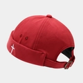 Dettaglio del cappello docker rosso con croce ricamata e fibbia in metallo regolabile - Regolabile / Borgogna