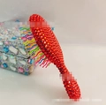 Mini-Massage-Haarbürste mit roten Strasssteinen und bunten welligen Borsten - Roter Strass 14x6x3,8cm