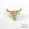 Détail d'une bague tête de bœuf dorée avec zircons verts, taille 17mm et poids 4,8g - Ouvert Réglable / Or avec zircone verte