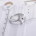Bague ouverte queue de poisson en argent avec zircons brillants sur fond artistique - Bague Ouverte Queue de Poisson (D7215) / Argenté
