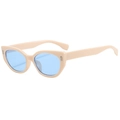 Beige cat-eye zonnebril met lichtblauwe glazen en metalen klinknagel accenten - Beige Frame Blauwe Lenzen
