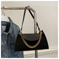 Détail du sac à bandoulière en velours côtelé noir avec chaîne dorée et rabat en cuir - Noir
