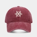 Ricamo dettagliato di un timone bianco su un cappellino da baseball in cotone bordeaux - Regolabile / Borgogna