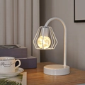 Lampada da tavolo geometrica bianca con lampadina LED in rame su un tavolo di legno - Lampada da tavolo curva bianca / Luce calda-Tipo a batteria