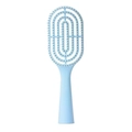Hellblaue gebogene Skelettbürste mit ergonomischem Griff für Kopfhautmassage und Styling - Stehend Groß Blau