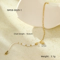 Detalle de pulsera de cadena de clip dorada con cuentas blancas y colgante de sol - Dorado/Blanco