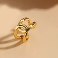 Vista dettagliata dell'anello placcato oro 14K con design incrociato e finitura lucida - Fibbia a Incrocio (Oro)