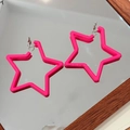 Gros plan de boucles d'oreilles étoiles roses en acrylique sur un fond réfléchissant - 28# Tige en argent-Rose-Étoile