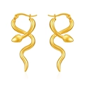 Dettaglio macro di orecchini a serpente dorati con finitura lucida e design curvo elegante - Stile Liscio Lucidato (MS-580) / Oro