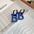 Detalle de los pendientes con letra B azul llamativa y acabado mate suave - Colgante Letra B con Aro Negro / 6# Hebilla de Oreja - Letra Azul