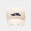 Dettaglio del ricamo Colorado blu navy su un berretto da baseball in cotone spazzolato panna - Regolabile / Bianco latte