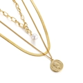 Collana multistrato dorata con perla barocca e ciondolo a moneta su sfondo bianco - Stile multistrato perla moneta (KN197478-BBJ)