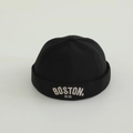 Dettaglio del berretto docker nero a maglia per bambini con ricamo Boston 1630 bianco - 48-50cm (1-3 anni) / Nero