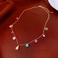 Dettaglio della collana dorata con fiori colorati in smalto e ciondoli a coccinella - Collana Oro Colorato