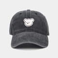 Dettaglio del cappello da baseball in denim grigio scuro con ricamo di orsetto bianco - Regolabile / Nero