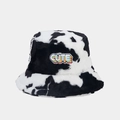 Primer plano de un gorro de pescador de peluche con estampado de vaca y parche CUTE - Negro