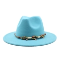Détail du chapeau fedora bleu ciel avec bandeau perlé bohème et paillettes argentées - Bleu lac