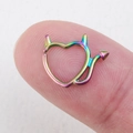 Anello piercing a cuore di diavolo arcobaleno per naso o orecchio sul dito - Design a Coda di Diavolo / Cuore del Diavolo Arcobaleno