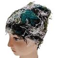Berretto in maglia con trama di frange verde nero e bianco su un modello di testa pro - Verde Militare Camo