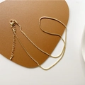 Elegante collana a catena veneziana dorata con chiusura a moschettone su pelle marrone - Catena veneziana in acciaio al titanio