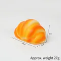 Jouet croissant en PU à mémoire de forme, 10x7x5cm, accessoire photo en orange et jaune - Croissant Court