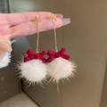 Detailansicht der Winterohrringe mit roter Samtschleife und weißen Plüschbommeln - Schneeflocke Schleife Bommel Lang Stil (8#) / Rot