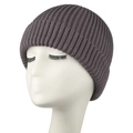 Détail du tissage en maille d'un bonnet d'hiver chaud de couleur gris-mauve - Adulte / Marron