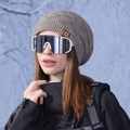 Donkergrijze gebreide muts met ruitpatroon en skibril voor winterse buitensporten - Khaki
